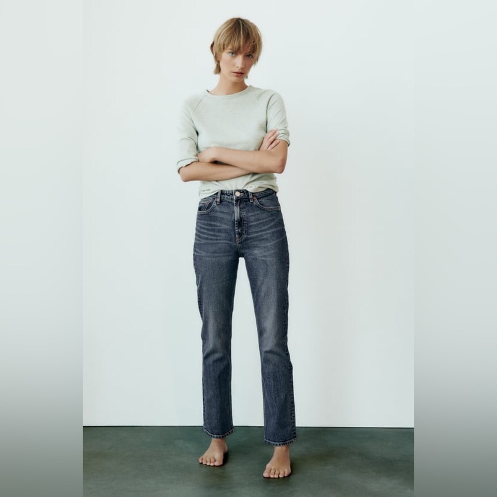 Zara 

TRF STOVE PIPE JEANS WITH A HIGH WAIST
NAVY BLUE 0/8727/248/401/40